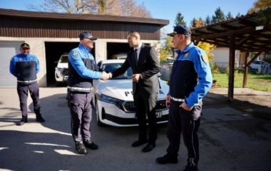 IZVRŠENA PRIMOPREDAJA NOVIH SLUŽBENIH VOZILA ZA SEKTOR KRIMINALISTIČKE POLICIJE I POLICIJSKE STANICE CENTAR, CRKVICE, NEMILA, ŽEPČE, ZAVIDOVIĆI I MAGLAJ