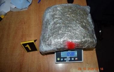 Prilikom redovne kontrole učesnika u saobraćaju, policija u Zenici pronašla 1 kg droge,  jedno lice lišeno slobode