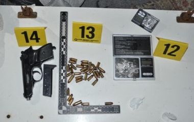 Izvršenim pretresom u Visokom pronađeno više od 2 kg opojne droge i oružje