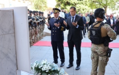 Položeno cvijeće na spomen-ploču poginulim pripadnicima MUP-a ZD