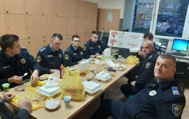 Aktivisti humanitarne organizacije "Medaljon" iz Austrije organizovali iftar za policijske službenike dvije policijske stanice u Zenici