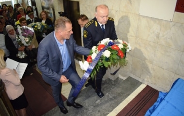 Položeno cvijeće na spomen-ploču podignutu poginulim pripadnicima MUP-a ZDK
