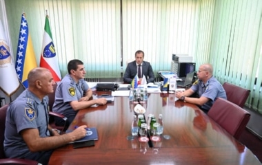 Ministar unutrašnjih poslova ZDK Emir Vračo i policijski komesar Admir Gazić upriličili prijem za hrabrog policajca