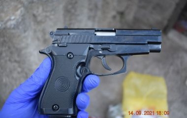 Izvršenim pretresima u Zenici pronađena opojna droga i oružje   